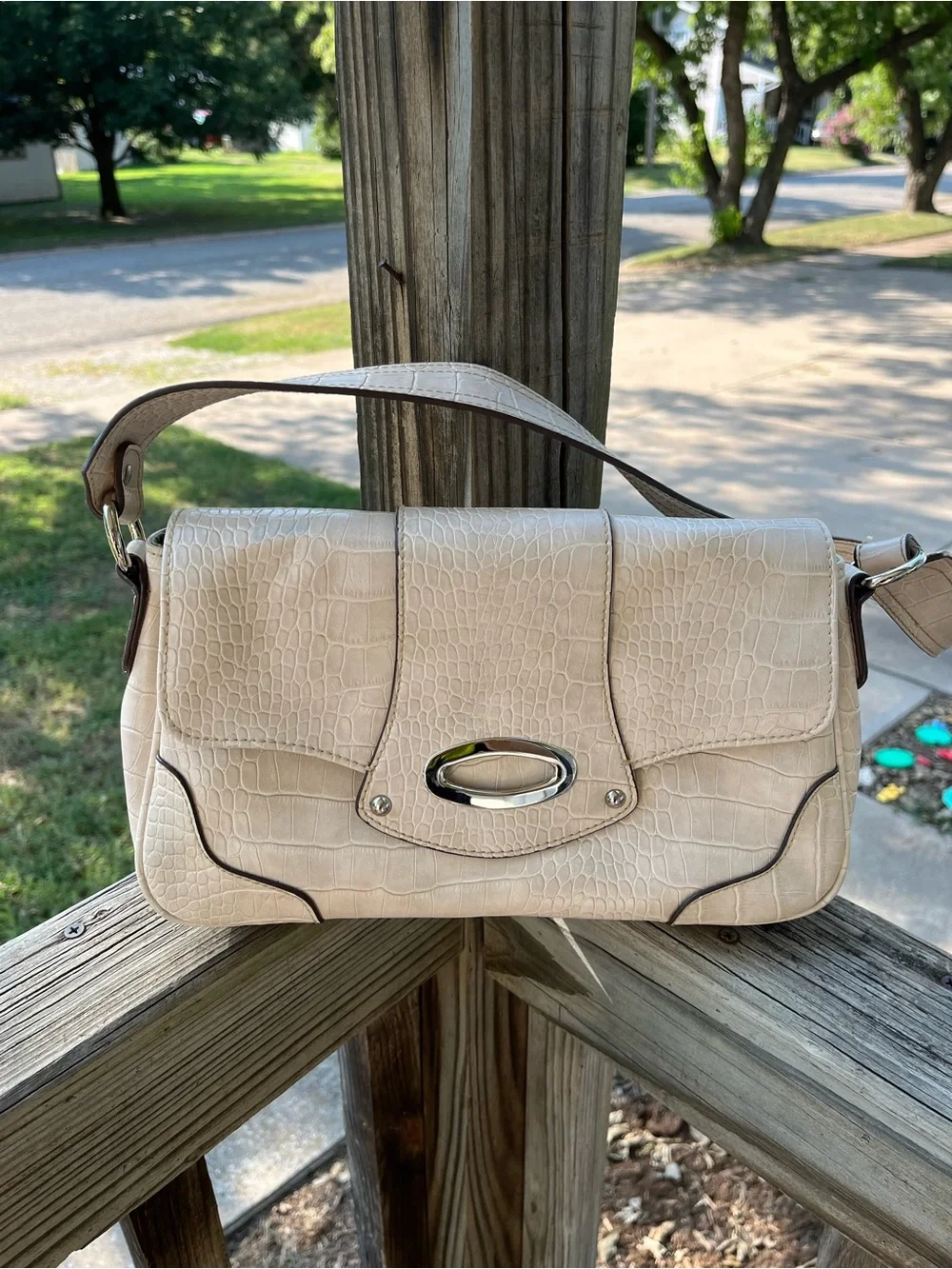 Liz Claiborne Cream Croc-Embossed Shoulder Bag with Silver Accent Y2K vintage